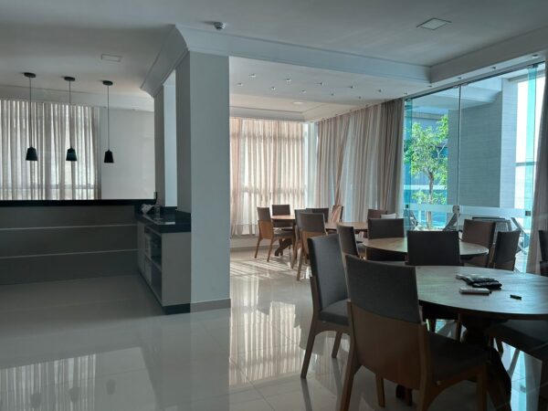 Apartamento à venda na Meia Praia