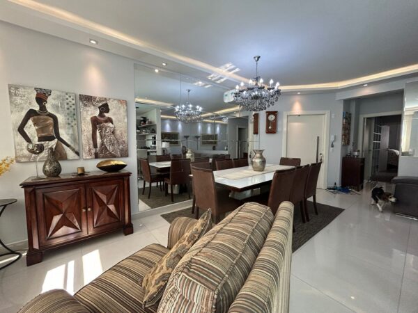 Apartamento à venda na Meia Praia