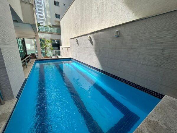 Apartamento à venda na Meia Praia