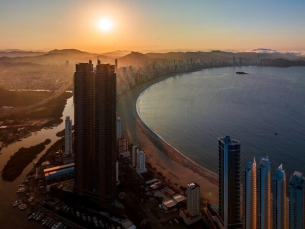 Apartamento andar alto à venda no Yachthouse
