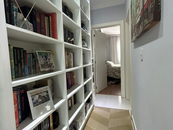 Apartamento à venda na Meia Praia