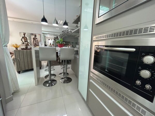 Apartamento à venda na Meia Praia