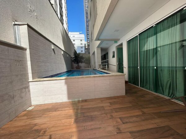 Apartamento à venda na Meia Praia