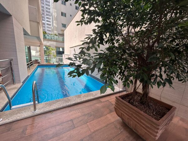 Apartamento à venda na Meia Praia