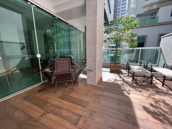 Apartamento à venda na Meia Praia