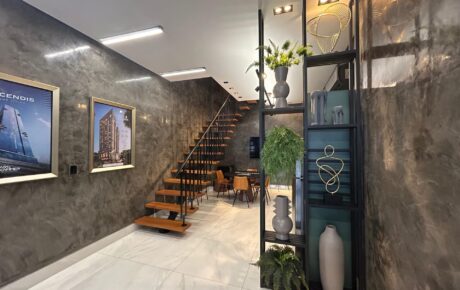 Sala comercial decorada com mezanino e alto padrão no Centro de Itapema