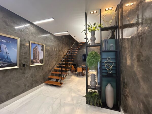 Sala comercial decorada com mezanino e alto padrão no Centro de Itapema