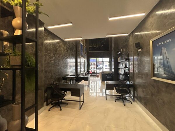 Sala comercial decorada com mezanino e alto padrão no Centro de Itapema