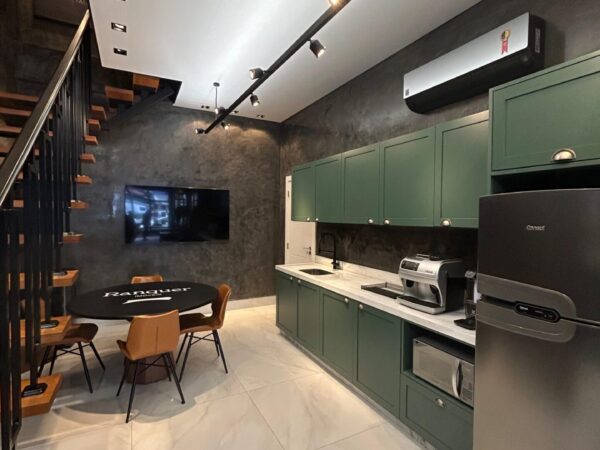 Sala comercial decorada com mezanino e alto padrão no Centro de Itapema