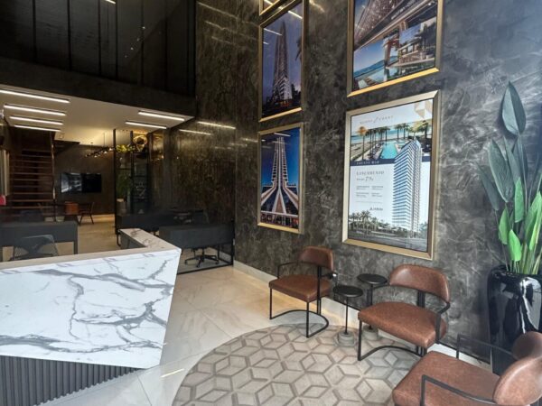 Sala comercial decorada com mezanino e alto padrão no Centro de Itapema