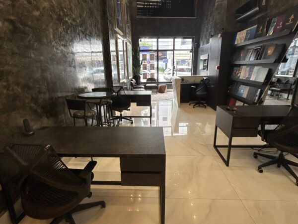 Sala comercial decorada com mezanino e alto padrão no Centro de Itapema