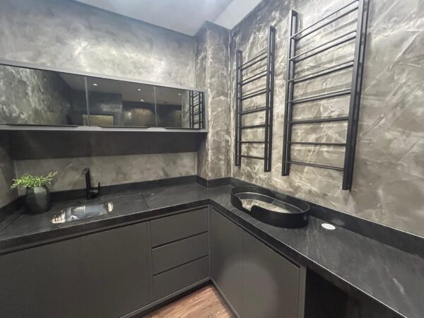 Sala comercial decorada com mezanino e alto padrão no Centro de Itapema