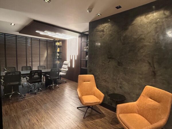 Sala comercial decorada com mezanino e alto padrão no Centro de Itapema