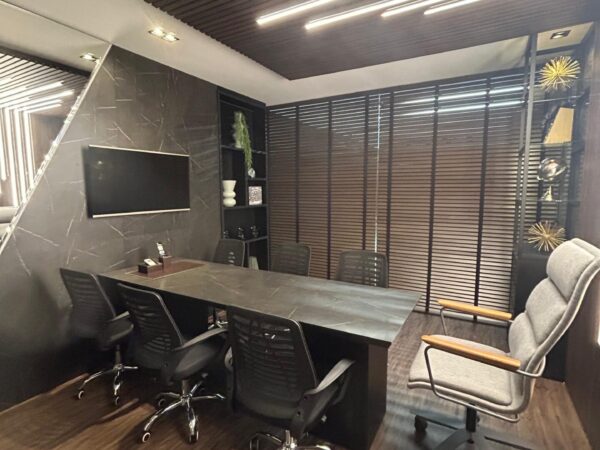 Sala comercial decorada com mezanino e alto padrão no Centro de Itapema
