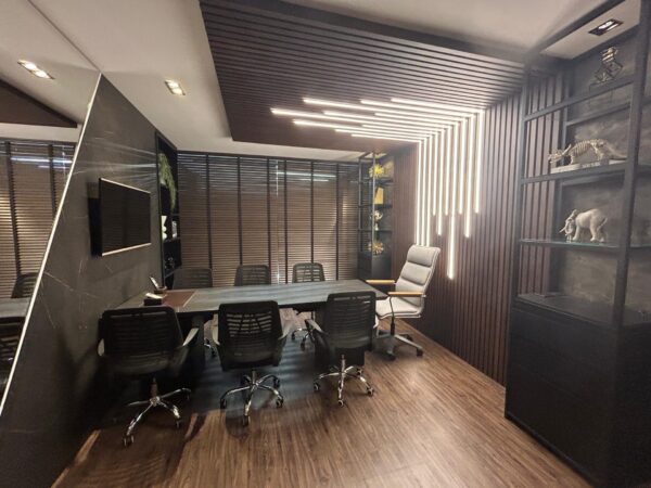 Sala comercial decorada com mezanino e alto padrão no Centro de Itapema