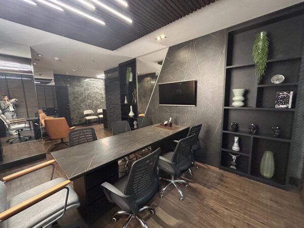 Sala comercial decorada com mezanino e alto padrão no Centro de Itapema