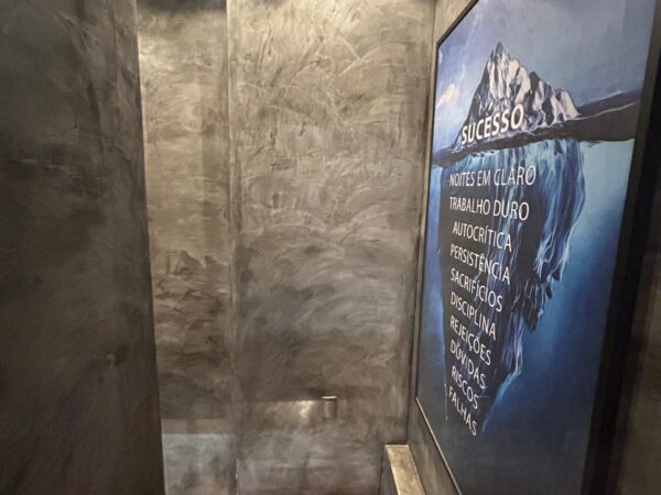 Sala comercial decorada com mezanino e alto padrão no Centro de Itapema