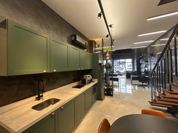 Sala comercial decorada com mezanino e alto padrão no Centro de Itapema