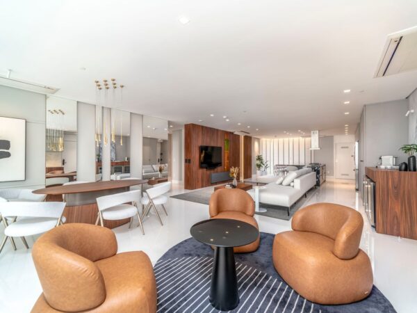 Apartamento decorado à venda no Yachthouse