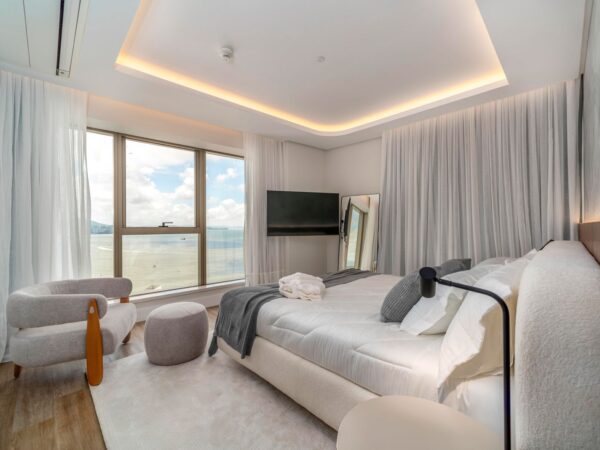 Apartamento decorado à venda no Yachthouse