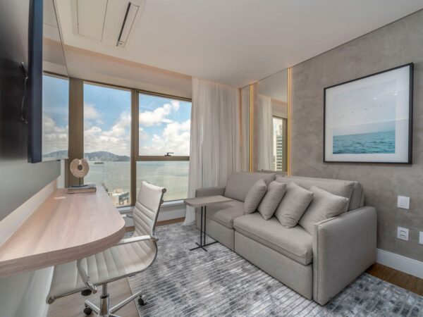Apartamento decorado à venda no Yachthouse