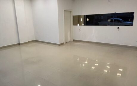 Sala Térrea para Locação Anual em Meia Praia