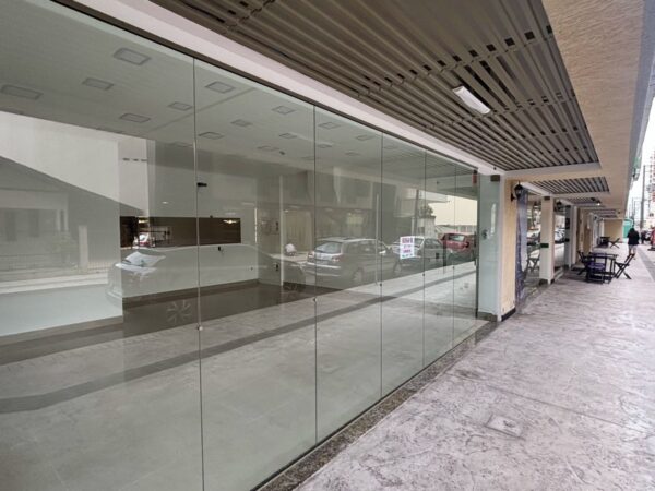 Sala Térrea para Locação Anual em Meia Praia