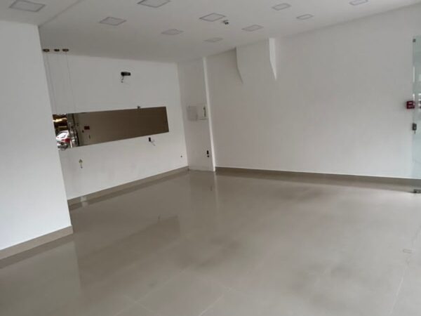 Sala Térrea para Locação Anual em Meia Praia