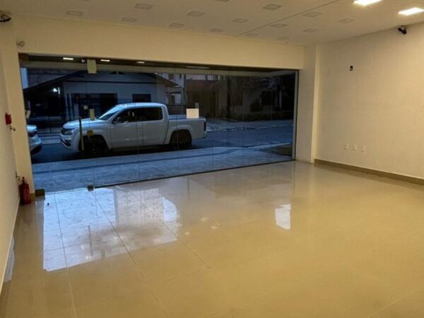 Sala Térrea para Locação Anual em Meia Praia