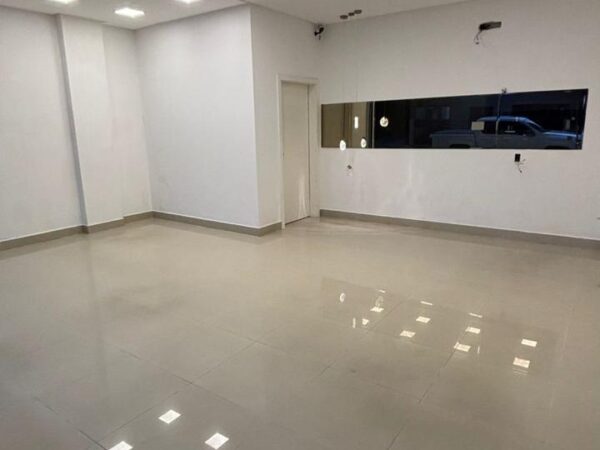 Sala Térrea para Locação Anual em Meia Praia